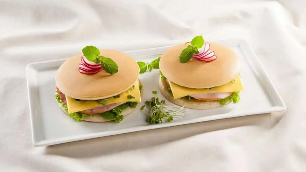 Cách làm món bánh rán hamburger ngon đúng điệu