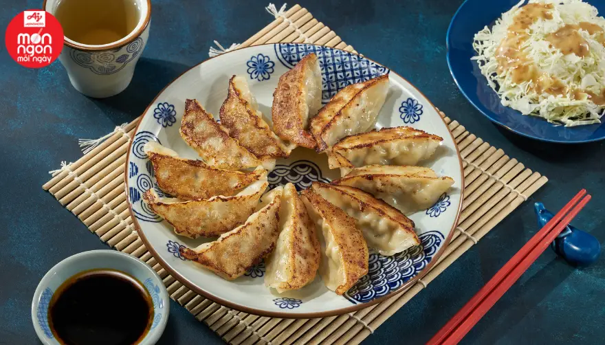 M&oacute;n b&aacute;nh Gyoza c&oacute; sự h&ograve;a quyện hương vị v&ocirc; c&ugrave;ng tinh tế giữa phần vỏ b&aacute;nh v&agrave; phần nh&acirc;n