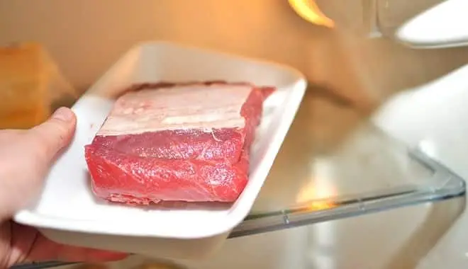 Cho v&agrave;o ngăn m&aacute;t tủ lạnh