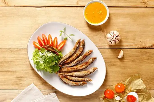 C&aacute; trứng chi&ecirc;n xốt trứng muối