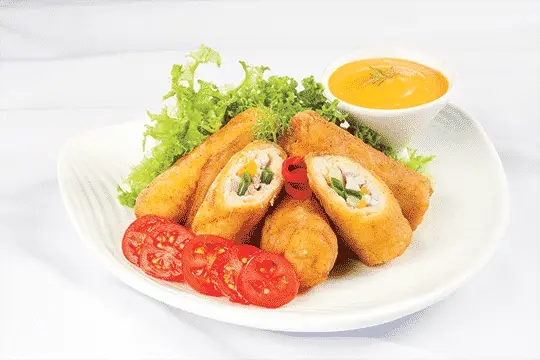 G&agrave; cuộn khoai chi&ecirc;n gi&ograve;n