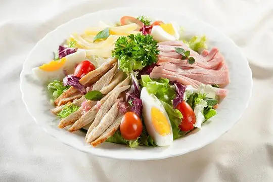 Xinh đẹp rạng ngời với salad ức gà áp chảo dinh dưỡng