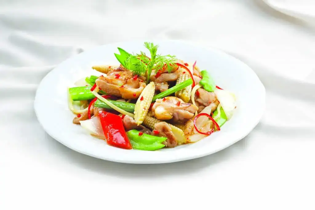 Thịt g&agrave; x&agrave;o c&ugrave;ng rau củ bắt mắt v&agrave; ngon miệng