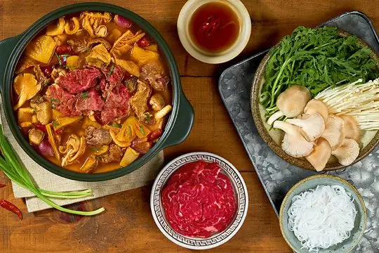 Lẩu b&ograve; chua cay
