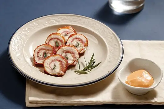 g&agrave; cuộn bacon chi&ecirc;n l&aacute; hương thảo