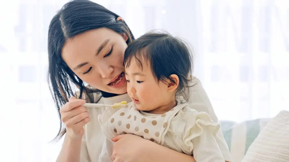 Tạo kh&ocirc;ng kh&iacute; thoải m&aacute;i, vui vẻ cho b&eacute; tập ăn dặm