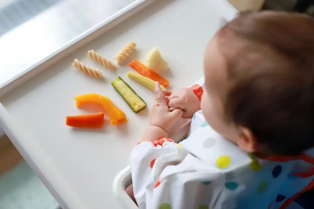 B&eacute; 8 th&aacute;ng tuổi c&oacute; thể bắt đầu ăn bốc dưới sự gi&aacute;m s&aacute;t của phụ huynh