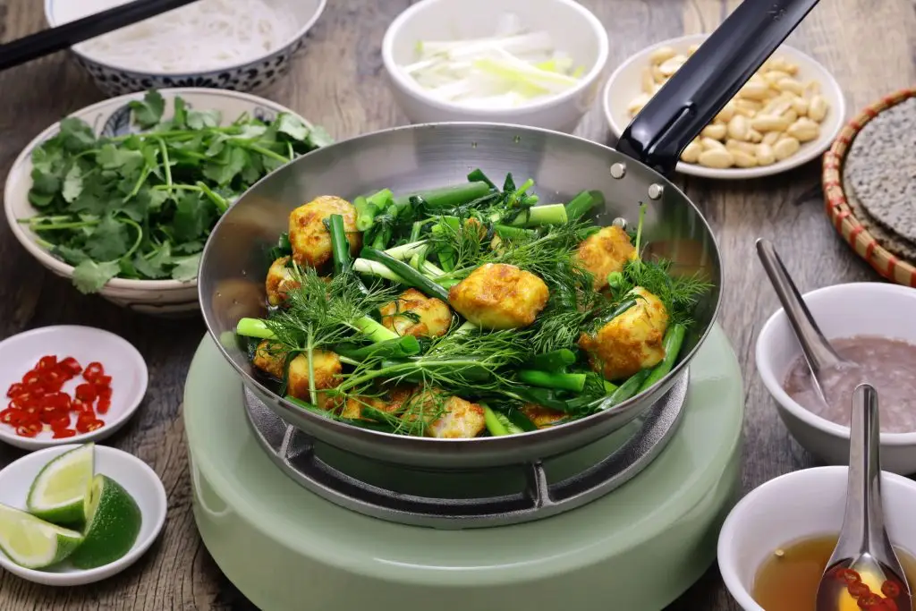 Chả c&aacute; L&atilde; Vọng v&agrave;ng ươm, dậy hương thơm đặc trưng của th&igrave; l&agrave;, h&agrave;nh l&aacute;