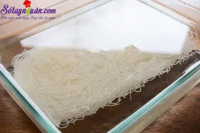 C&aacute;ch l&agrave;m gỏi cuốn chấm sốt bơ đậu phộng ngon m&ecirc; mẩn 1
