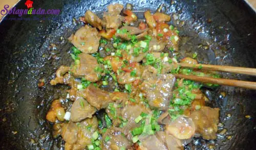 C&aacute;ch l&agrave;m lưỡi x&agrave;o chua ngọt 7