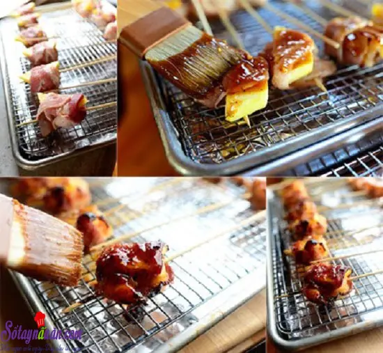 - Tiếp theo, bạn lấy một con t&ocirc;m, đặt một miếng dứa l&ecirc;n tr&ecirc;n con t&ocirc;m, sau đ&oacute; bạn d&ugrave;ng một miếng thịt x&ocirc;ng kh&oacute;i cuộn chặt t&ocirc;m v&agrave; dứa lại, lấy một que tre xi&ecirc;n c&aacute;c nguy&ecirc;n liệu lại với nhau l&agrave; xong. - Bạn l&agrave;m tương tự như vậy cho đến khi hết nguy&ecirc;n liệu nh&eacute;. 10