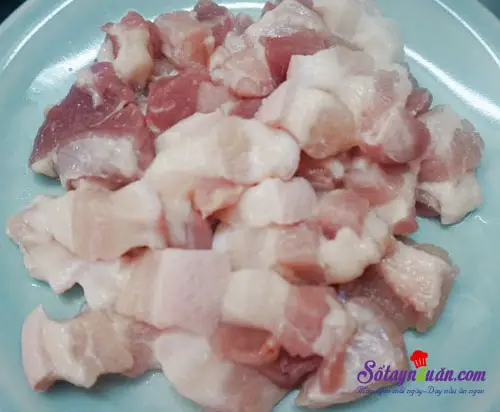 C&aacute;ch l&agrave;m thịt ba chỉ kho nấm rơm đậm đ&agrave; ngon cơm 1