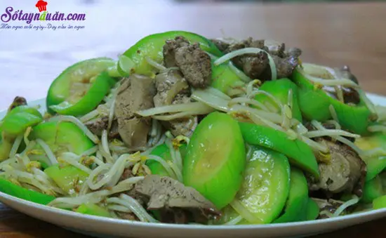 Cách làm mướp xào lòng gà giá đỗ ngon miễn chê