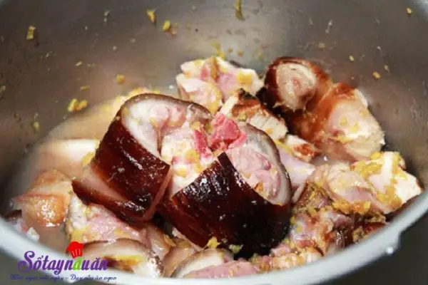 Ướp gia vị đảo đều để thịt được ngấm