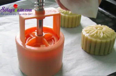 Mẹo nặn nh&acirc;n b&aacute;nh nướng đ&uacute;ng c&aacute;ch cho b&aacute;nh th&ecirc;m ngon 12