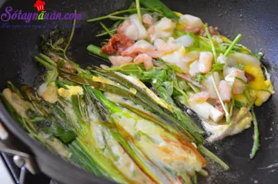 Bước 5: - Cho t&ocirc;m, s&ograve; điệp, thịt b&ograve; v&agrave; trứng l&ecirc;n tr&ecirc;n. 6