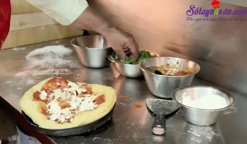 C&aacute;ch l&agrave;m pizza r&aacute;n 8