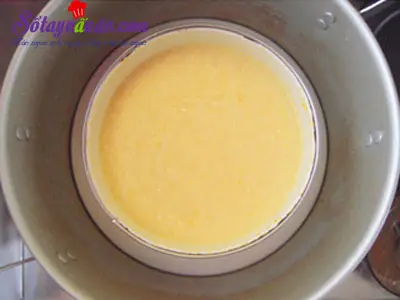 Hướng dẫn l&agrave;m b&aacute;nh bao nh&acirc;n trứng xốp mềm thơm ngon 3