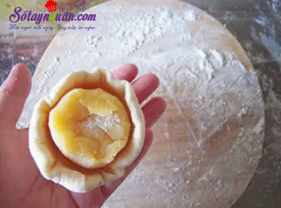 Hướng dẫn l&agrave;m b&aacute;nh bao nh&acirc;n trứng xốp mềm thơm ngon 7