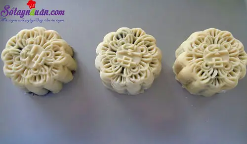 c&aacute;ch l&agrave;m b&aacute;nh nướng nh&acirc;n m&egrave; đen trứng muối 8