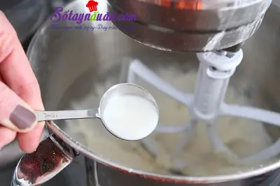 Hướng dẫn l&agrave;m b&aacute;nh Oreo bơ đậu phộng cực ngon 14