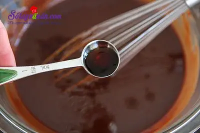 Hướng dẫn l&agrave;m b&aacute;nh Oreo bơ đậu phộng cực ngon 4