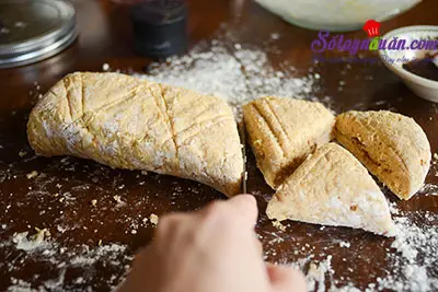 Hướng dẫn l&agrave;m b&aacute;nh scones hương quế gi&ograve;n tan thơm ngon 9