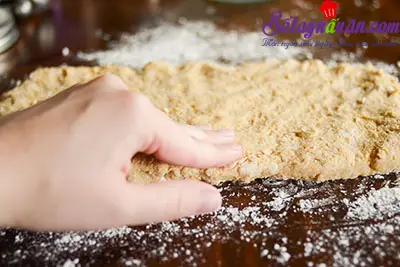 Hướng dẫn l&agrave;m b&aacute;nh scones hương quế gi&ograve;n tan thơm ngon 6