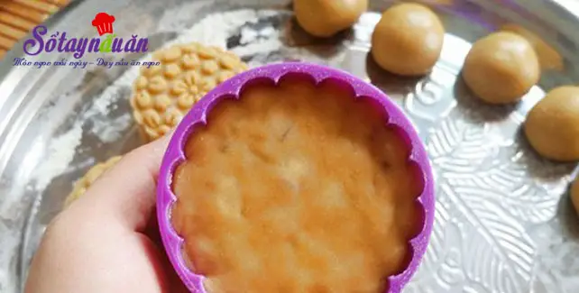 Hướng dẫn l&agrave;m b&aacute;nh trung thu nướng nh&acirc;n khoai lang t&iacute;m ngon