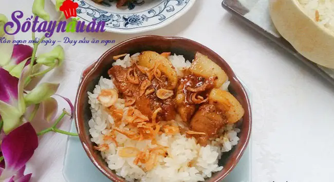 Bữa sáng ấm bụng với xôi thịt nóng hổi, dẻo ngon