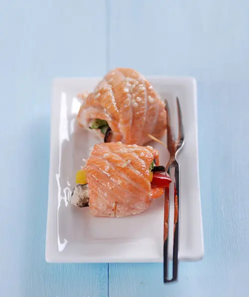 Cá hồi cuộn rau nướng ngon ơi là ngon