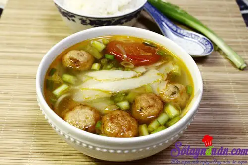 Cá viên nấu măng và cà chua