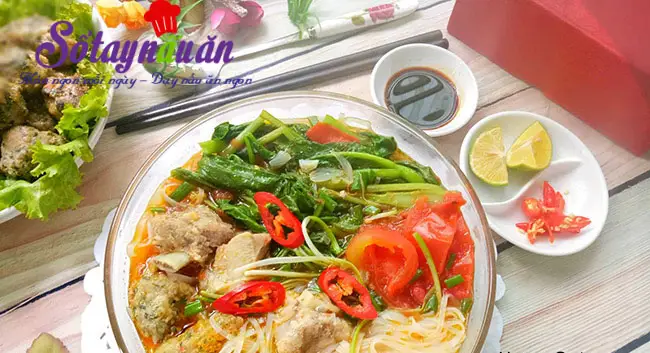 Cách làm bánh đa nấu sườn non chả viên cho bữa sáng