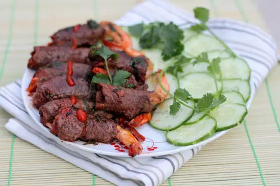 Cách làm bò cuộn tôm nướng thơm ngon tại nhà