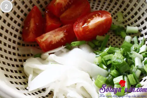 C&aacute; vi&ecirc;n nấu măng v&agrave; c&agrave; chua 2