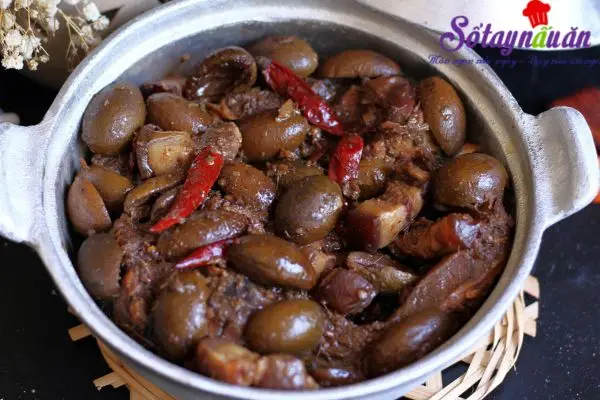 M&oacute;n c&aacute; kho tr&aacute;m c&ograve;n đẫm nước thơm v&agrave; b&eacute;o ngậy