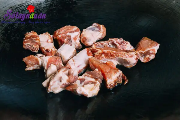 C&aacute;ch l&agrave;m cơm sườn nấm ngon đến ngất ng&acirc;y 1