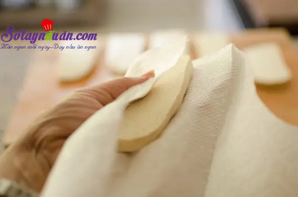 C&aacute;ch l&agrave;m đậu phụ r&aacute;n trứng kiểu H&agrave;n chua cay tuyệt ngon 5