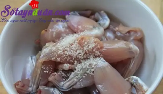 C&aacute;ch l&agrave;m đ&ugrave;i ếch chi&ecirc;n bơ tỏi 2