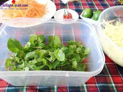 C&aacute;ch l&agrave;m nộm xo&agrave;i rau củ 1