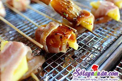 C&aacute;ch l&agrave;m thịt cuộn t&ocirc;m v&agrave; dứa nướng thơm phức 8