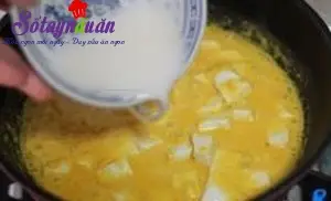 c&aacute;ch l&agrave;m đậu phụ om trứng muối