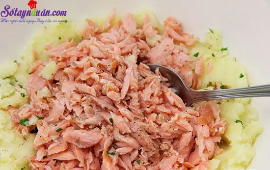 C&aacute;ch l&agrave;m b&aacute;nh c&aacute; hồi khoai t&acirc;y 5