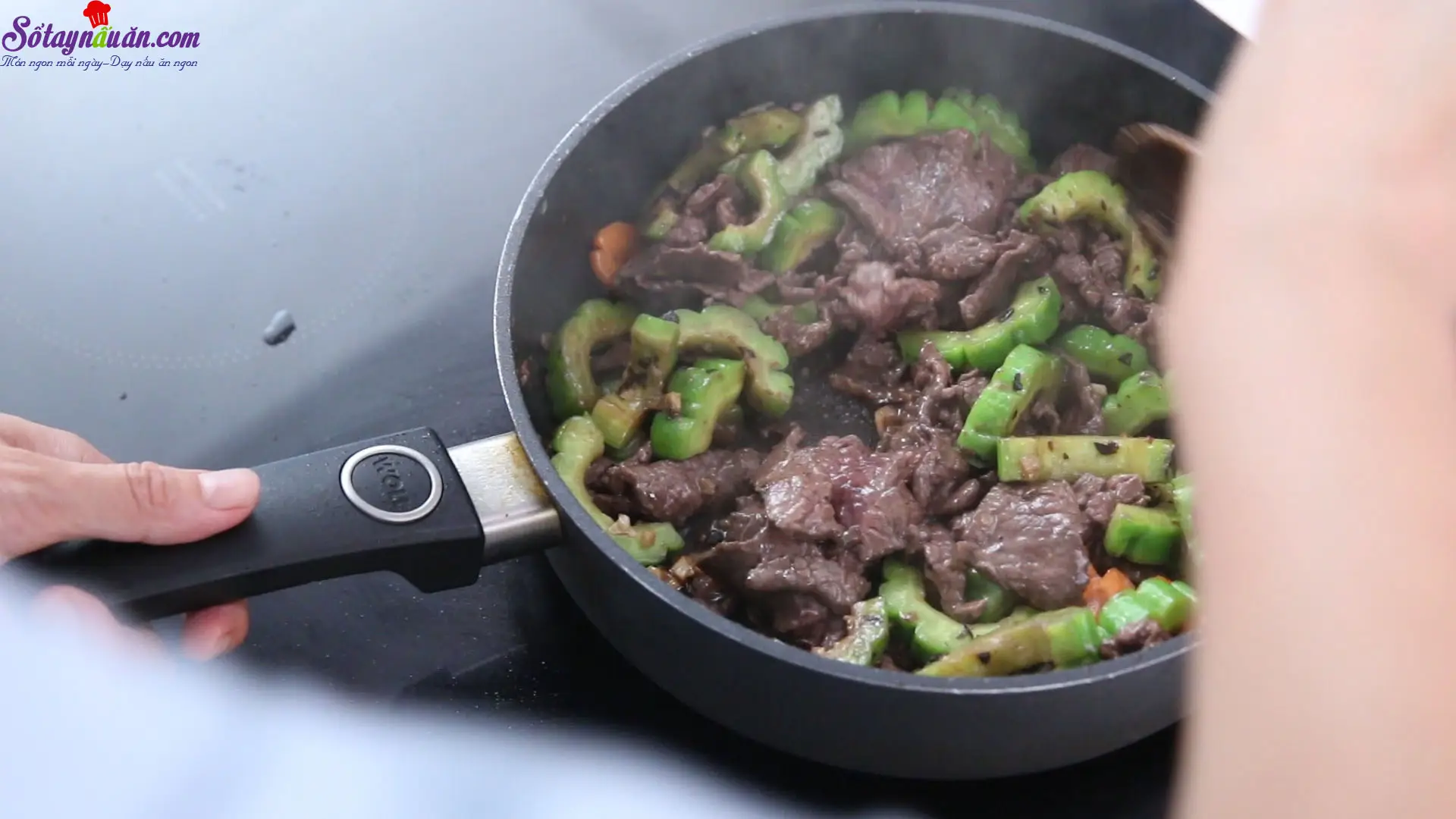 c&aacute;ch l&agrave;m thịt b&ograve; x&agrave;o mướp đắng 10