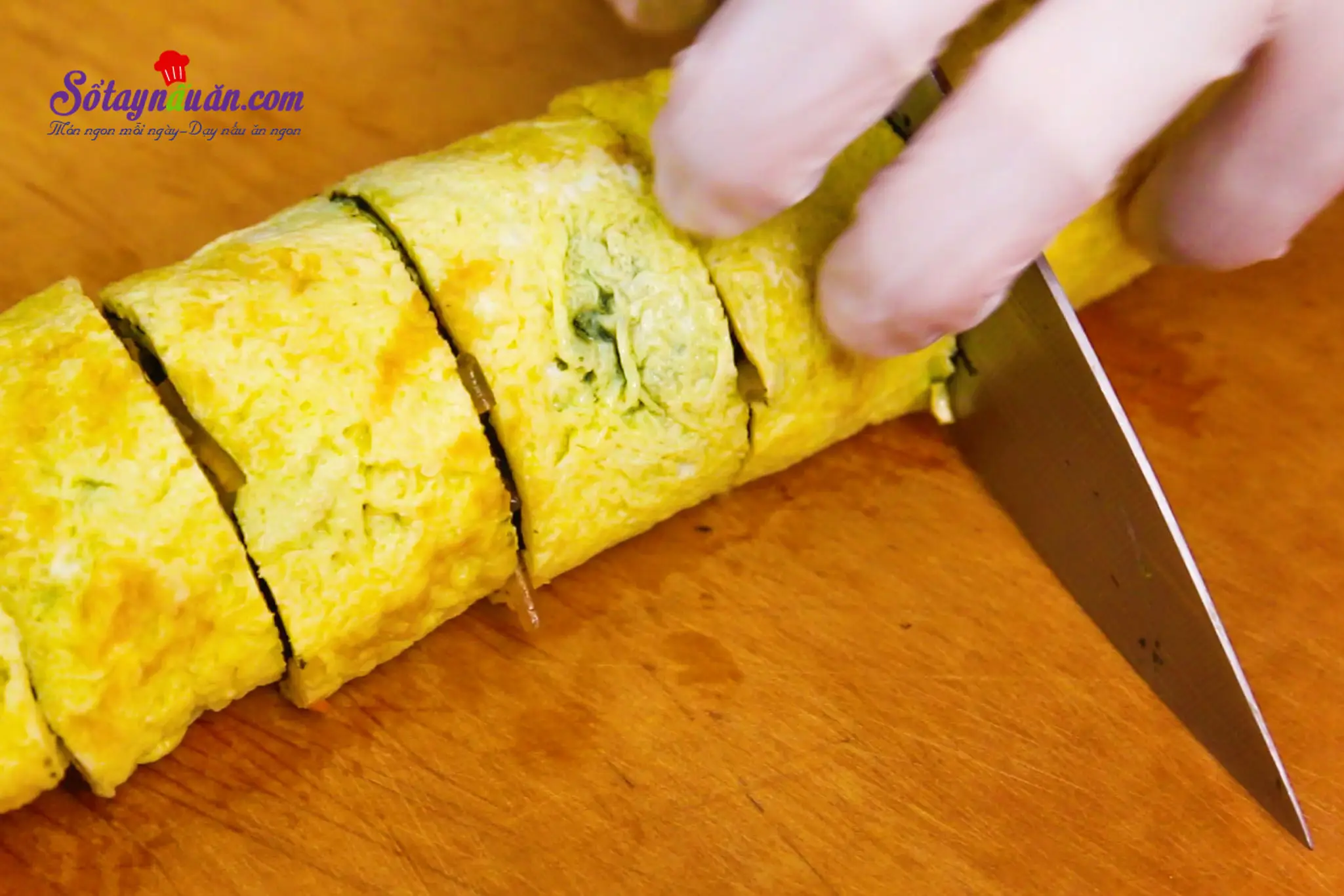 Kimbap nh&acirc;n miến v&agrave; trứng lạ m&agrave; ngon tuyệt 8