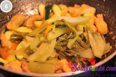 Thịt g&agrave; x&agrave;o dưa chua ngon cơm 6