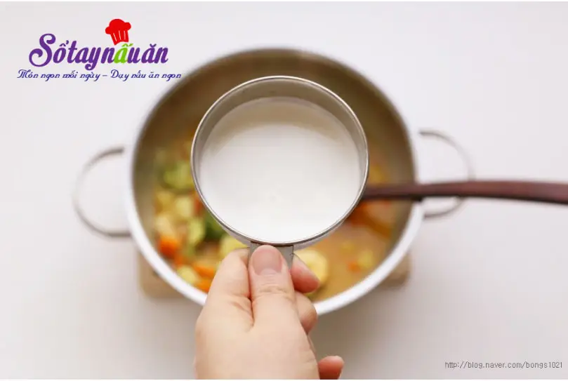 T&ocirc;m sốt c&agrave; ri c&ugrave;ng kem thơm b&eacute;o ngậy si&ecirc;u hấp dẫn 7