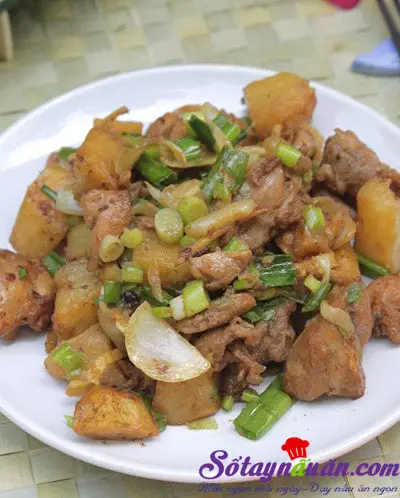 Thịt gà xào khoai tây chiên: Công thức ngon, dễ làm cho bữa tối
