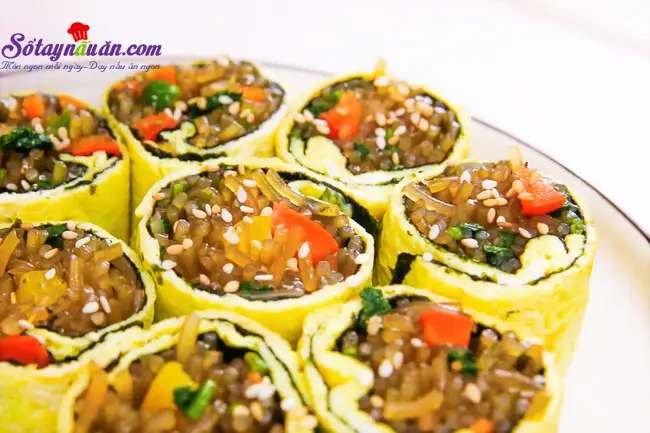 Kimbap nhân miến và trứng lạ mà ngon tuyệt
