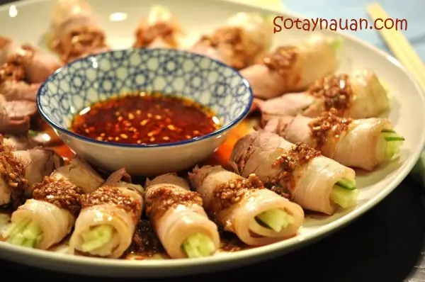 Thịt luộc cuộn dưa chuột ngọt mát cho ngày hè nóng